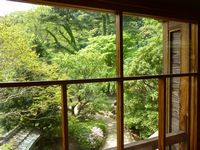 日本のガラス戸は何枚もの額縁