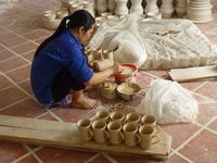 バチャン村で絵付けをする人