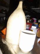 右は普通の大きさの湯のみ。元はこの４倍から5倍の長さ。